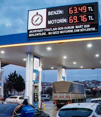 Ankara Akaryakıt İstasyonunda Güncel Fiyat Tabelası: **Akaryakıt Fiyatları Son Durum** Mart 2026 verilerine göre Benzin 63,49 TL, Motorin 69,76 TL. Haber Radarı logolu tabela altında 'Bu Gece Zam Söylentisi' yazısı okunuyor.